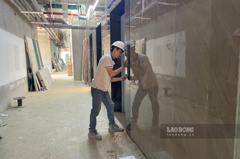 Phía trong dãy nhà, công nhân đang thi công hệ thống điện của thang máy. Ảnh: Đinh Đại