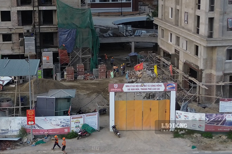 Nhà thầu huy động hơn 400 lao động thi công tại dự án. Ảnh: Đinh Đại