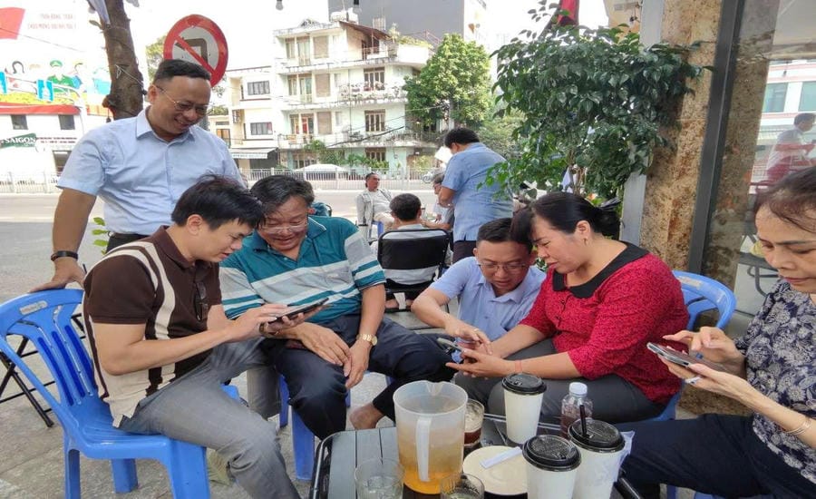 At the "Coffee - Digital Transformation" session, people were directly guided by officials on how to operate on their phones. Photo: Minh Tam