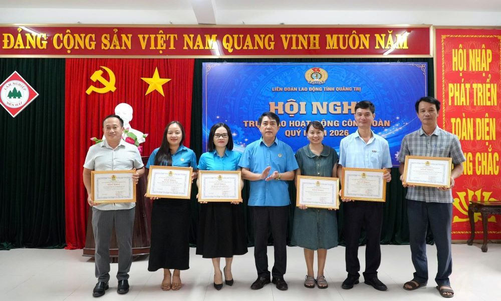 Quang Tri Provincial Labor Federation organized a quarterly meeting for the first quarter of 2026 of the grassroots trade union cluster, deploying many activities to care for union members and workers. Photo: Quang Tri Trade Union