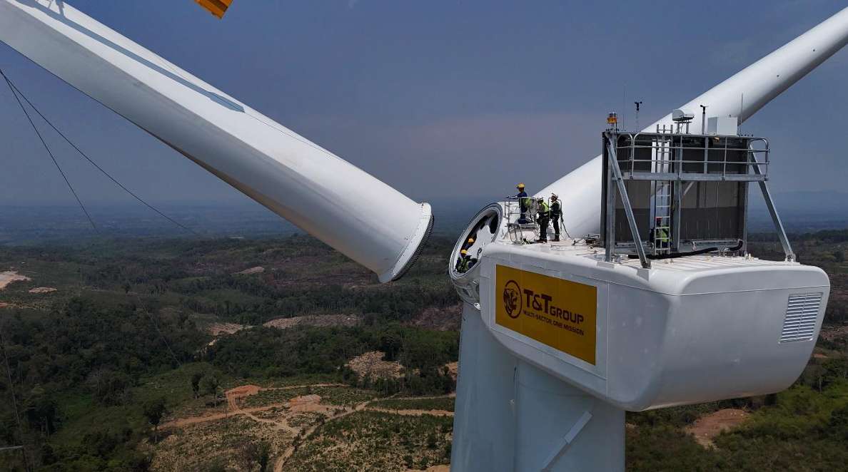 Lắp đặt cánh quạt tuabin tại dự án Điện gió Savan 1. Ảnh: T&T Group