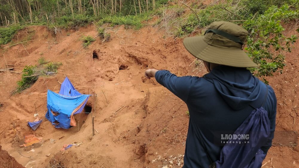 Vàng tặc bạt núi, đào hầm trong lòng đất để khai thác vàng trái phép. Ảnh: Phóng viên