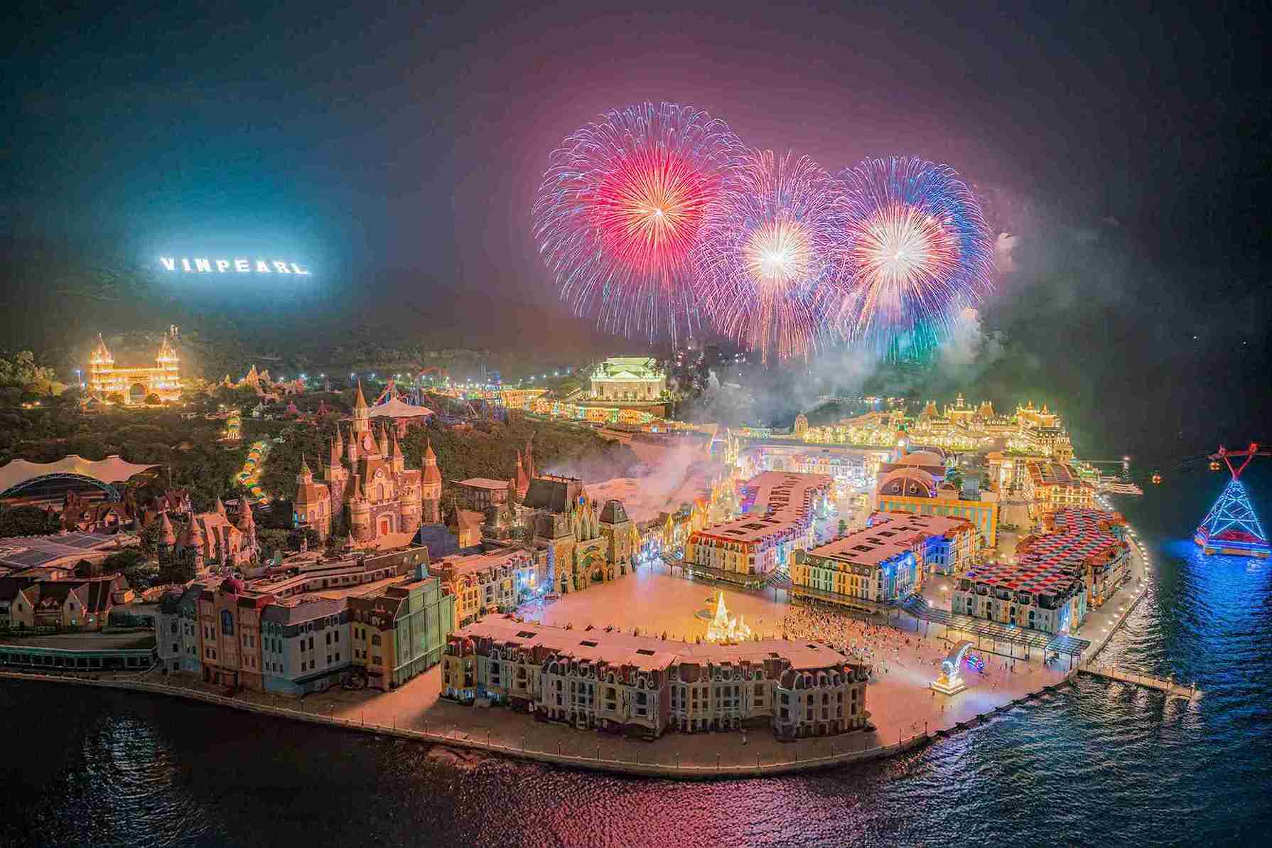 VinWonders Nha Trang est une destination de choix pour les touristes pendant les vacances de cette année. Photo: Hữu Long