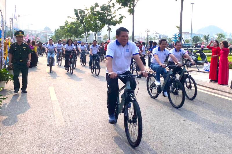 Diễu hành xe đạp cổ động Ngày hội Sách và Khoa học Công nghệ tỉnh Sơn La năm 2026. ẢNh: Trường Sơn