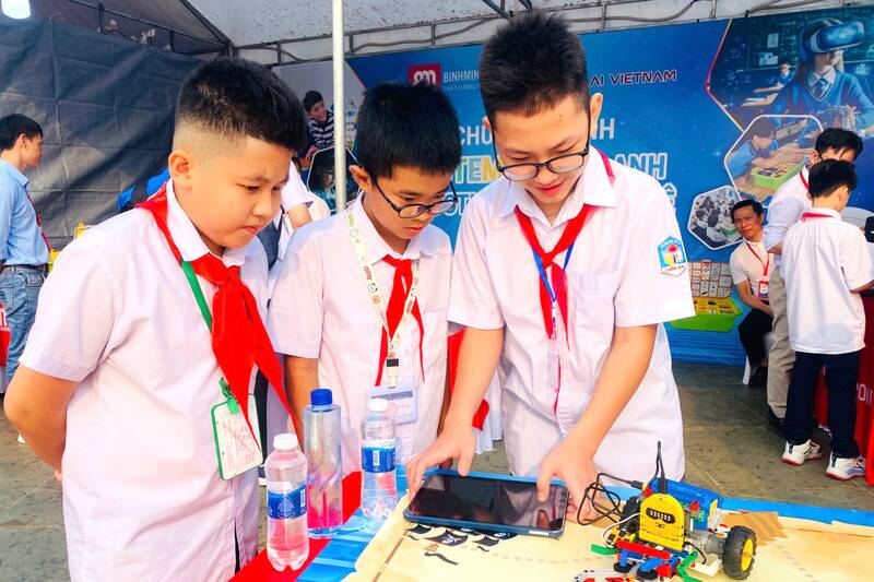 Học sinh trải nghiệm các gian hàng công nghệ robotics/robocon. Ảnh: Trường Sơn
