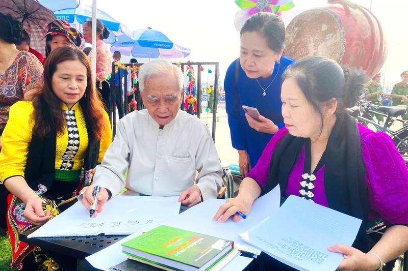 2026年ソンラ省書籍・科学技術祭での古代タイ文字の空間。写真:チュオン・ソン