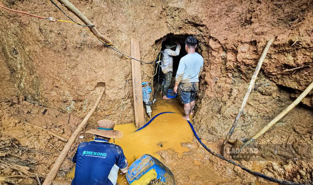 Vàng tặc lộng hành ở xã A Lưới 1 (TP Huế) khiến nguồn nước bị ô nhiễm. Ảnh: Phóng viên