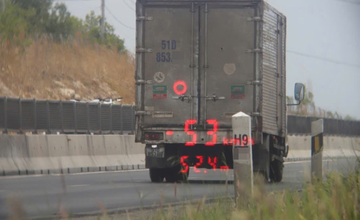 Xe tải vi phạm tốc độ trên cao tốc Vĩnh Hảo - Phan Thiết. Ảnh: Cảnh sát Giao thông
