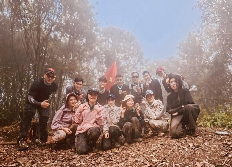 Hiện nay, trải nghiệm leo núi đang trở thành trào lưu của giới trẻ đam mê khám phá. Ảnh: NVCC