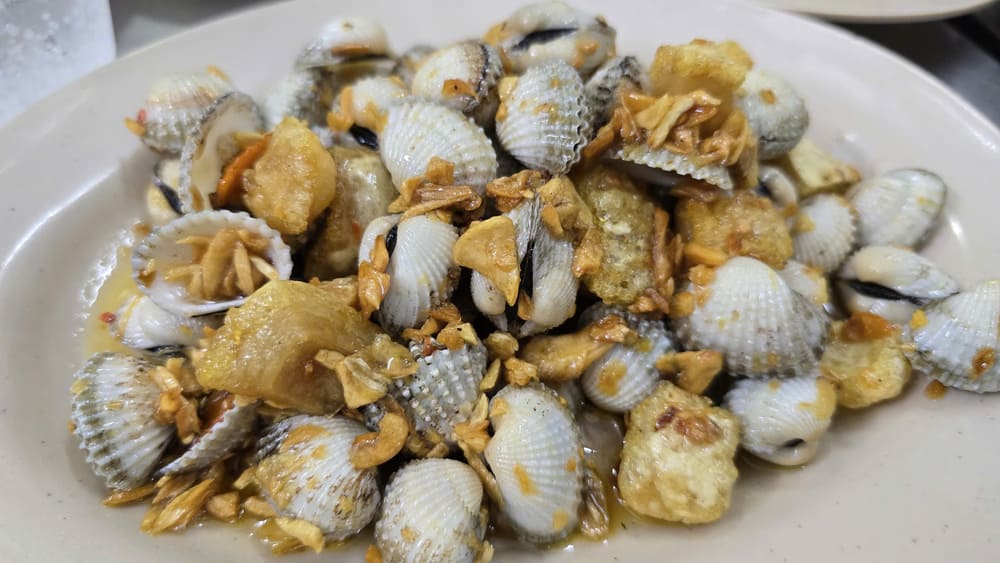 Garlic butter blood cockles are delicious and easy to change the taste of family meals. Photo: Tuan Dat