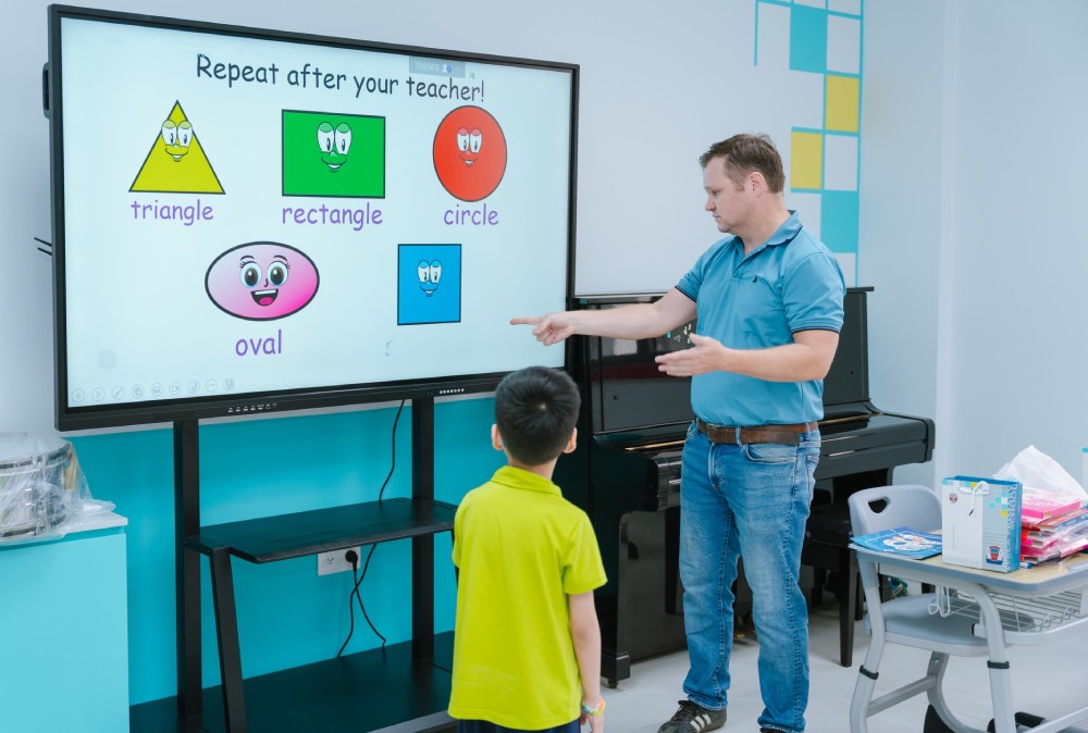 Dùng tiếng Anh để học các môn khác như Toán, Khoa học. Ảnh Tesla