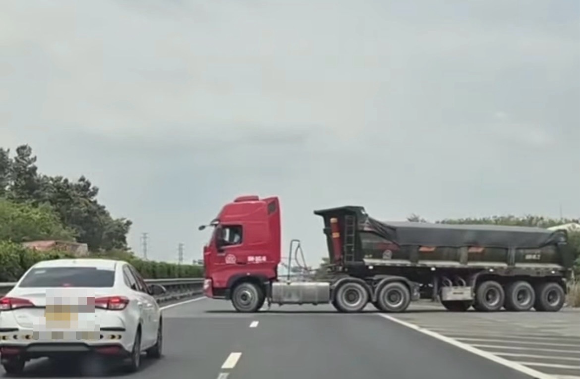 ホーチミン市-ロンタイン高速道路でUターンするトレーラーの運転手。クリップから切り取った写真