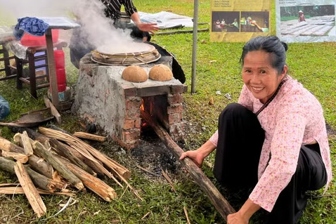 Bánh tráng Mỹ Lồng (Vĩnh Long) được tráng trực tiếp bằng bếp củi truyền thống. Ảnh: Minh Ngọc/TTXVN
