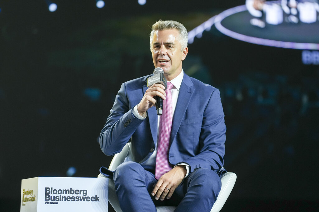Mr. Michal Skalicky, Customer Relations Director at Home Credit Vietnam, shares about consumer finance within the framework of the Bloomberg Businessweek Vietnam forum. Photo: Home Credit