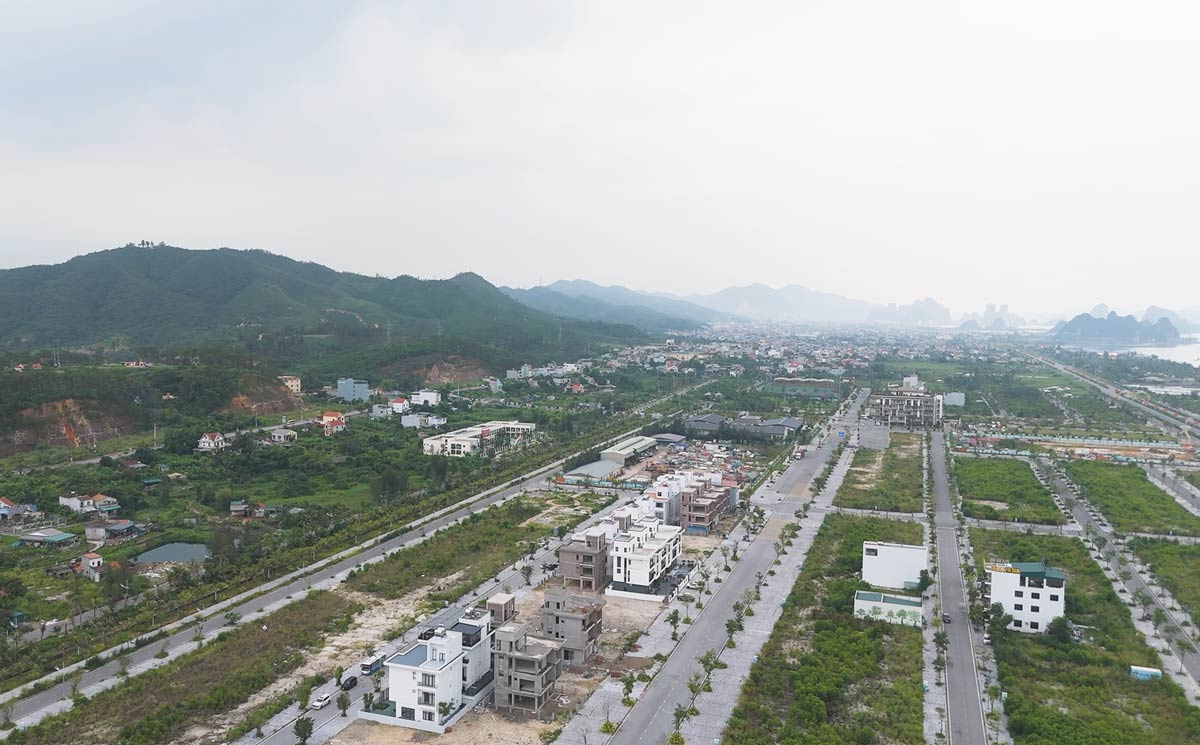 Overview of an urban area in Van Don special zone, Quang Ninh, where the province has just approved the investment policy for an industrial park with a total investment of more than 2,500 billion VND. Photo: Doan Hung