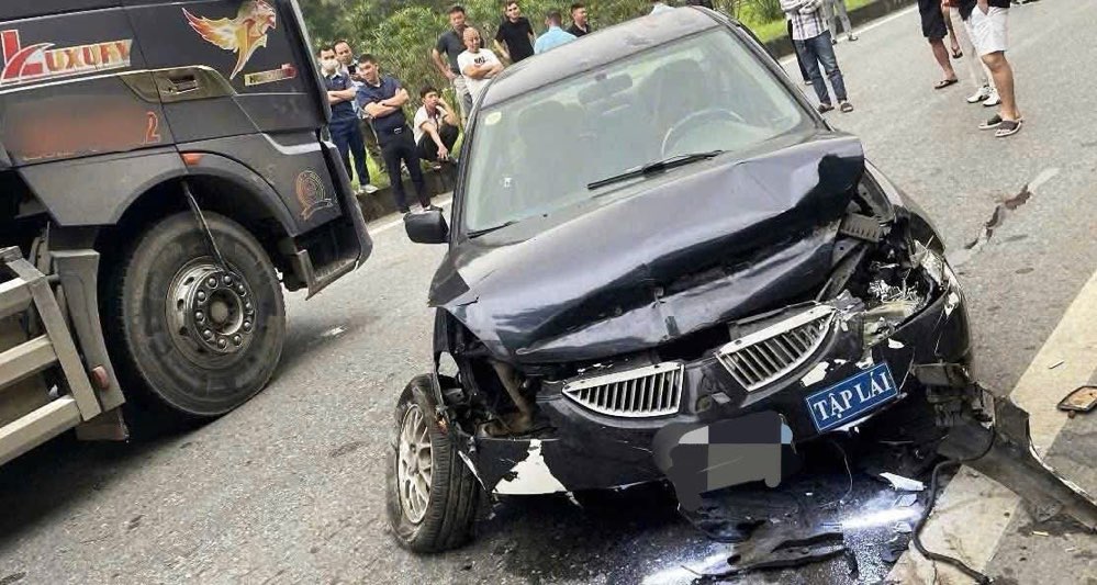 Accident entre un véhicule d'entraînement et un camion sur l'autoroute Hanoï - Thái Nguyên le 19 avril. Photo: Lam Thanh