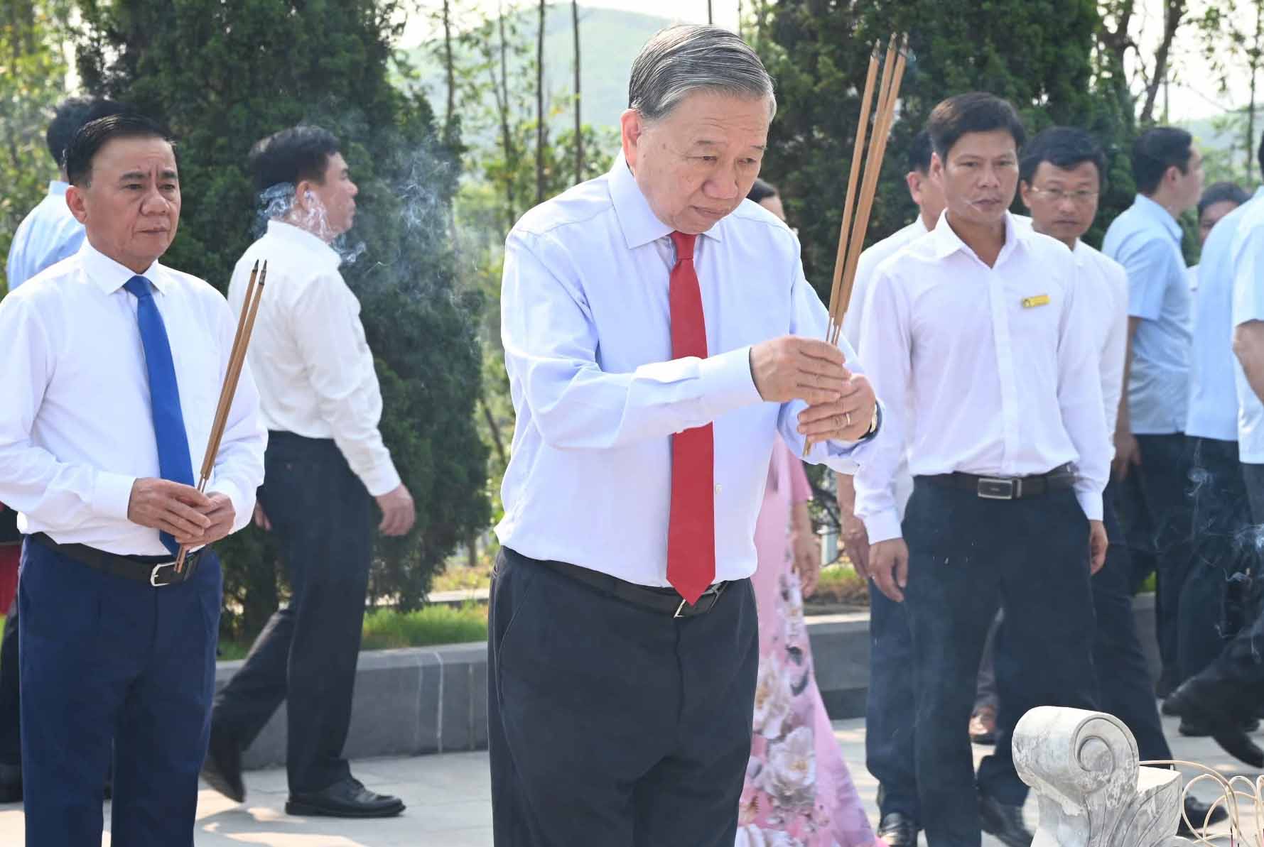General Secretary and President To Lam and the working delegation offer incense at the Relic Site of General Secretary Ha Huy Tap. Photo: Hoang Anh
