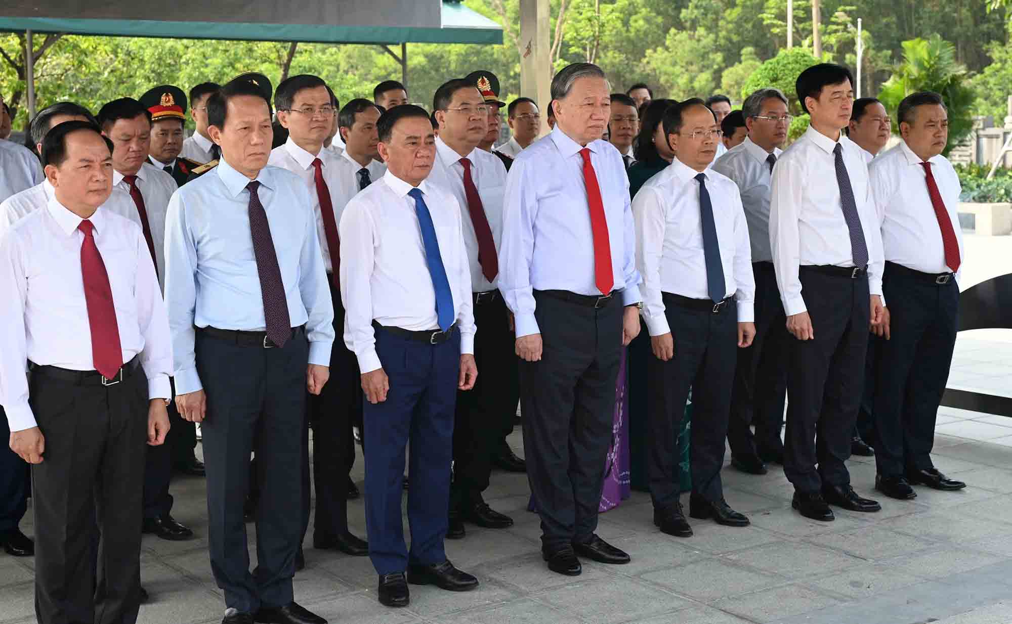 Các thành viên đoàn công tác Trung ương dâng hương tại khu Di tích Tổng Bí thư Hà Huy Tập. Ảnh: Hoàng Anh