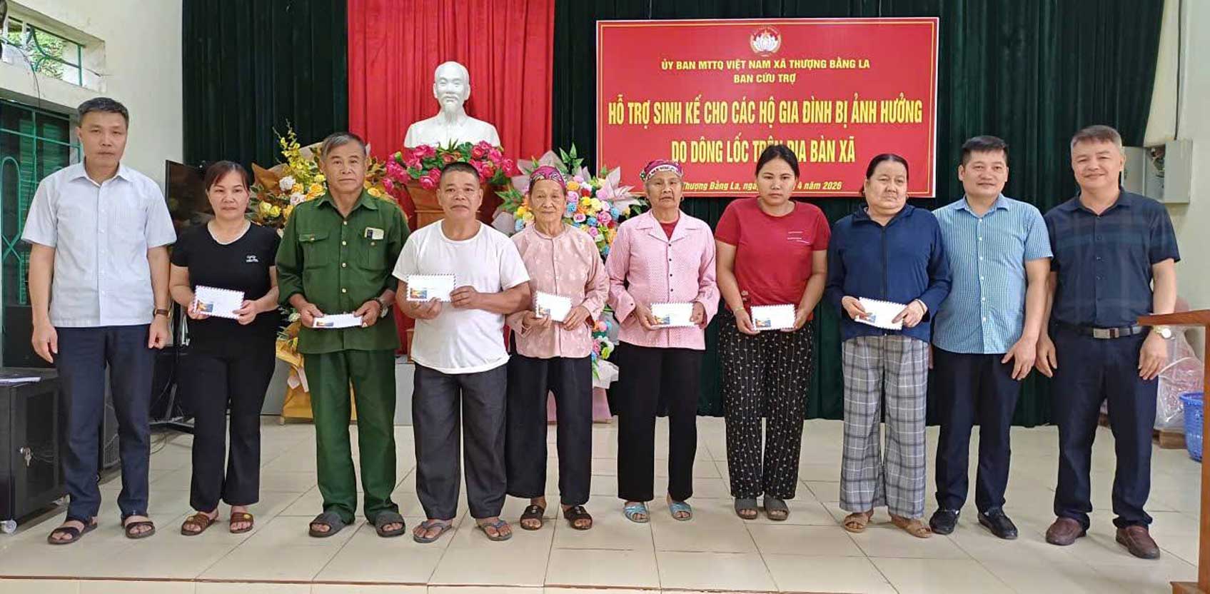 Các hộ dân nhận tiền hỗ trợ khôi phục sản xuất sau thiên tai.