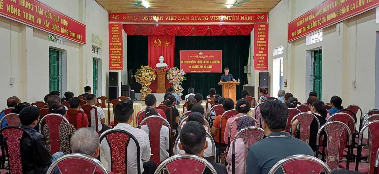 Quang cảnh buổi trao hỗ trợ sinh kế cho các hộ dân bị ảnh hưởng bởi dông lốc tại xã. Ảnh: TT xã Thượng Bằng La