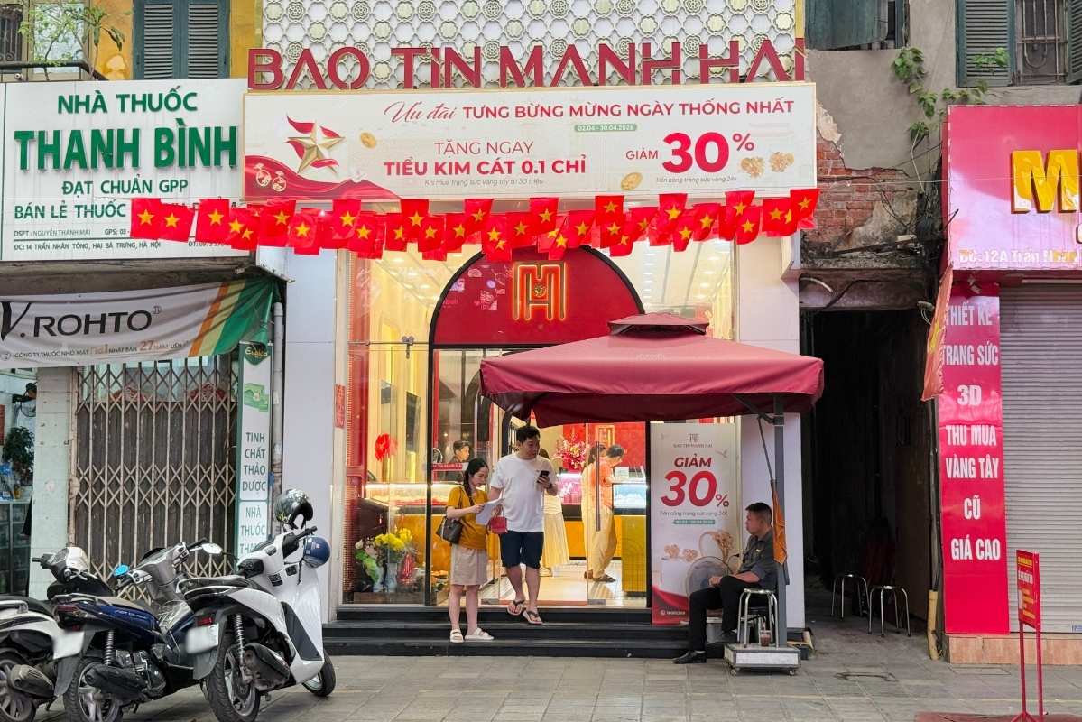 Không còn ghi nhận cảnh người dân xếp hàng dài trước các cửa hàng vàng. Ảnh: Lệ Hà