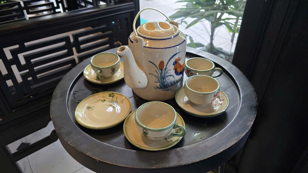 The ceramic teacup set will be a suitable gift suggestion for parents on the occasion of April 30 - May 1. Photo: Tuan Dat