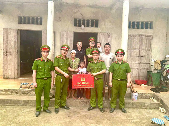 Công an xã Văn Miếu nhận đỡ đầu học sinh mồ côi, hoàn cảnh đặc biệt khó khăn. Ảnh: Công an tỉnh Phú Thọ 