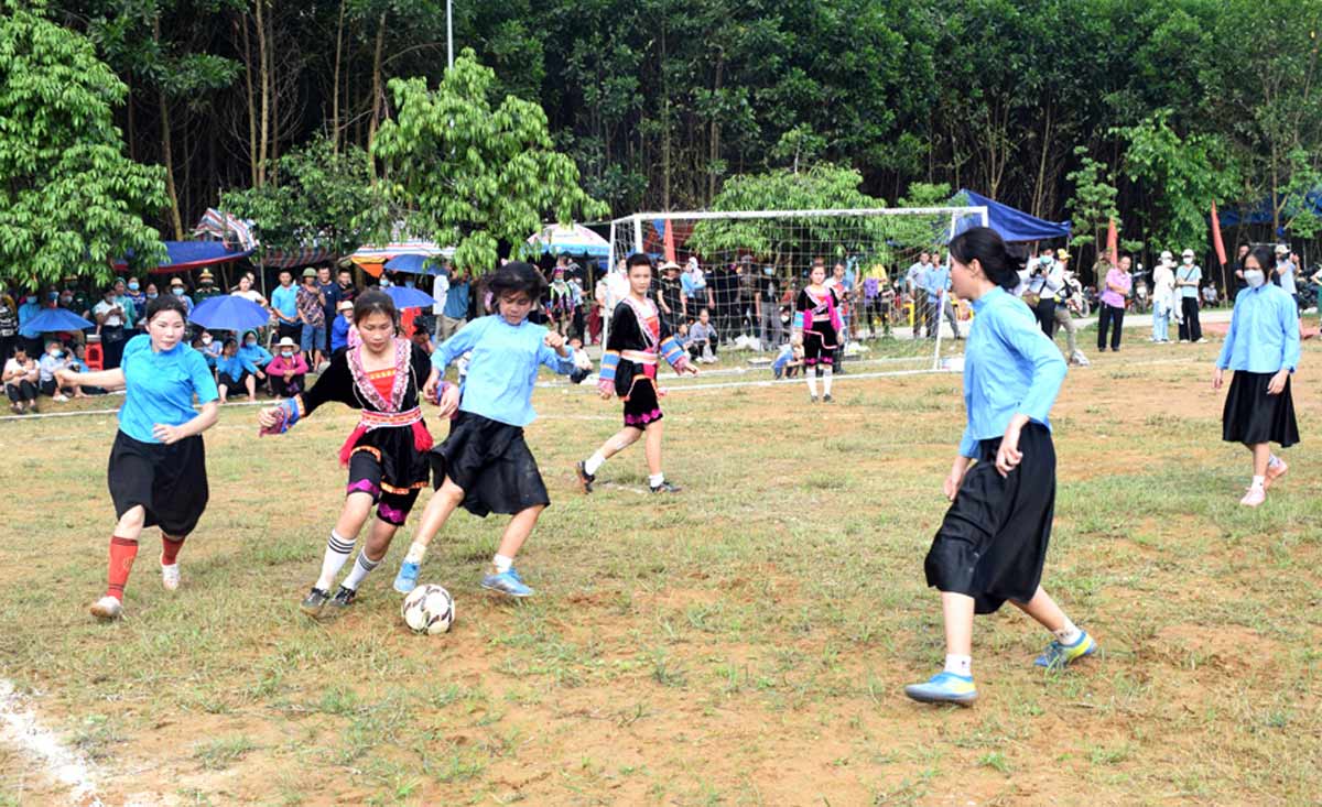 Giao lưu bóng đá nữ tại Lễ hội Hoa sim biên giới năm 2025. Ảnh: Hữu Việt