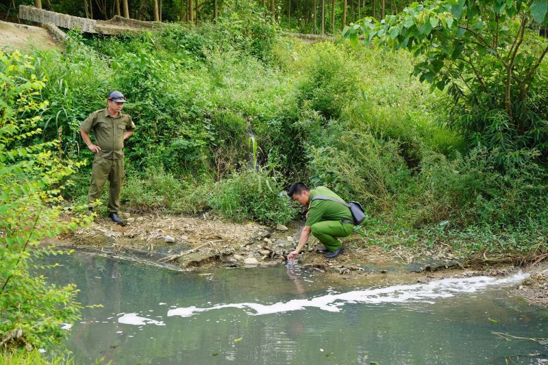 Cơ quan Công an vào cuộc, lấy mẫu nước tại khu vực suối tại thôn Quảng Trung, xã Thạch Quảng. Ảnh: Thanh Duyên
