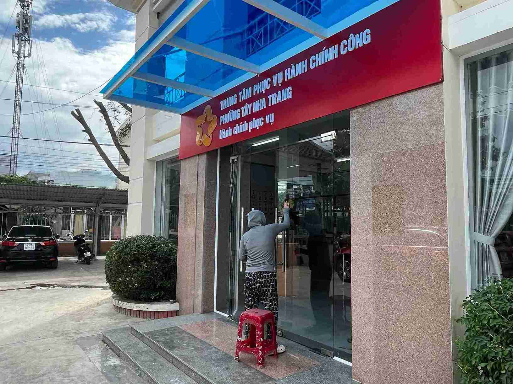 Functional agencies in Tay Nha Trang ward have refused to resolve online dossiers because tax data has not been synchronized in time. Photo: Huu Long