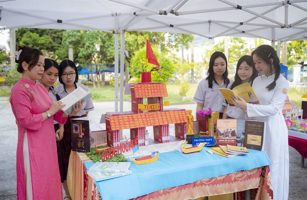 Many teachers and students attend the 5th Vietnam Book and Reading Culture Day in Hue. Photo: V. Bon.