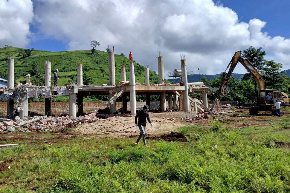 Nhà rông bê tông phản cảm bị phá dỡ. Ảnh: Thanh Tuấn 