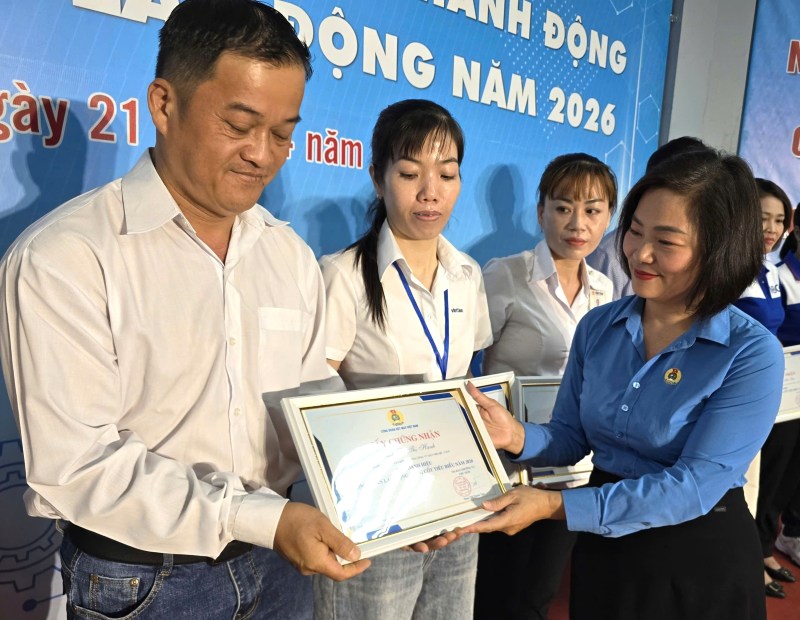Bà Phạm Thị Thanh Tâm - Chủ tịch Công đoàn Ngành Dệt may Việt Nam - trao Giấy chứng nhận cho các công nhân nòng cốt tiêu biểu. Ảnh: Nam Dương