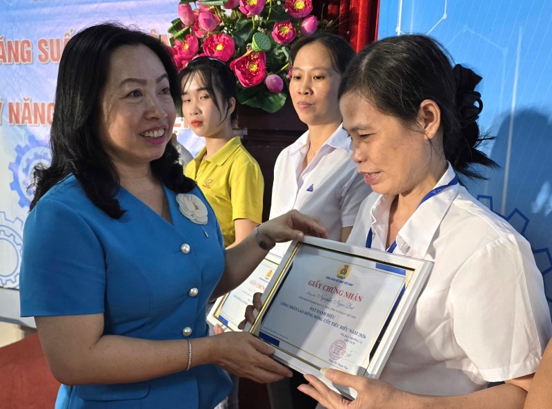 Standing Vice President of the Vietnam General Confederation of Labor Thai Thu Xuong presents Certificates to typical core workers at the launching ceremony of Workers' Month 2026 of the Vietnam Textile and Garment Trade Union. Photo: Nam Duong