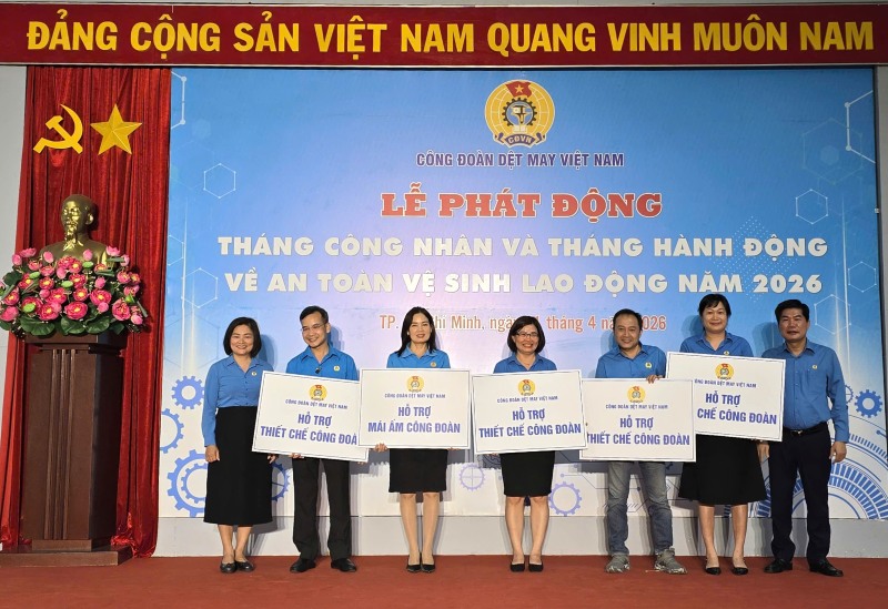Ông Cao Hữu Hiếu  - Phó Bí thư Đảng ủy, Tổng giám đốc Tập đoàn Dệt may Việt Nam (bìa phải) và bà Bà Phạm Thị Thanh Tâm - Chủ tịch Công đoàn Ngành Dệt may Việt Nam  (bìa trái) - trao hỗ trợ các thiết chế công đoàn và “Mái ấm Công đoàn” cho các đơn vị trong ngành. Ảnh: Nam Dương