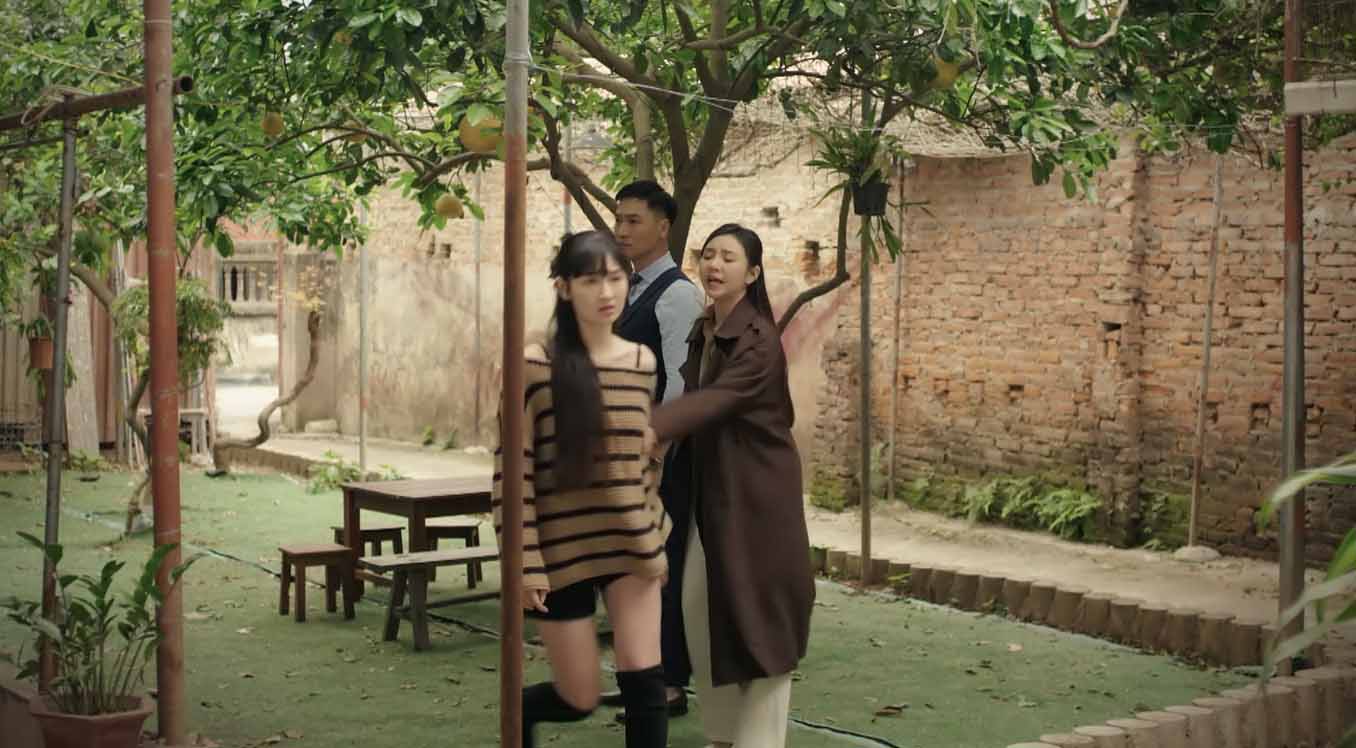 Lâm tới nhờ Trang giúp nhưng Trang đã từ chối trong tập 26 phim “Bước chân vào đời“. Ảnh: VFC. 