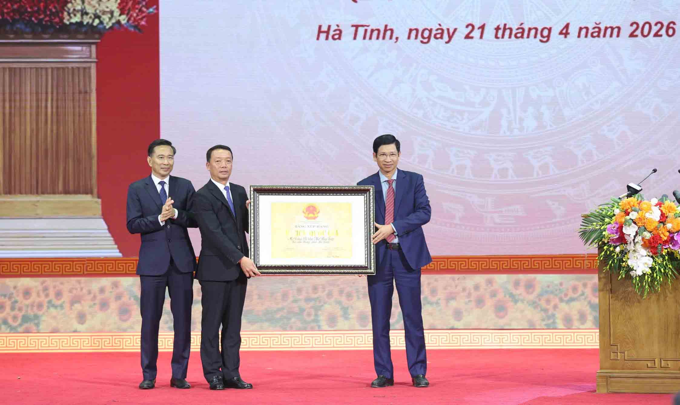 Đại diện Bộ Văn hóa, Thể thao và Du lịch trao Bằng xếp hạng Di tích lịch sử cấp Quốc gia đối với Khu mộ Tổng Bí thư Hà Huy Tập cho lãnh đạo tỉnh Hà Tĩnh. Ảnh: Trần Tuấn