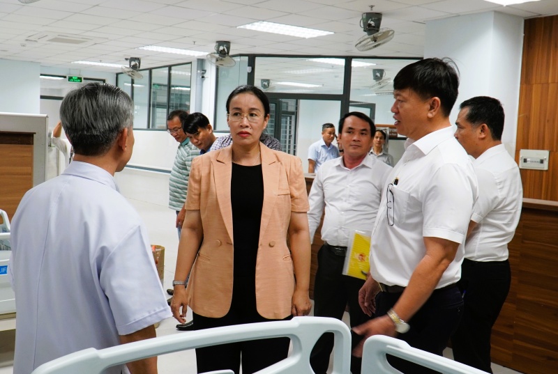 Lãnh đạo Đà Nẵng tin tưởng Khu điều trị mới sẽ tạo nền tảng hiện đại hóa Bệnh viện Đa khoa Quảng Nam, giúp người dân khu vực phía Nam tiếp cận dịch vụ y tế chuyên sâu. Ảnh: Trường An