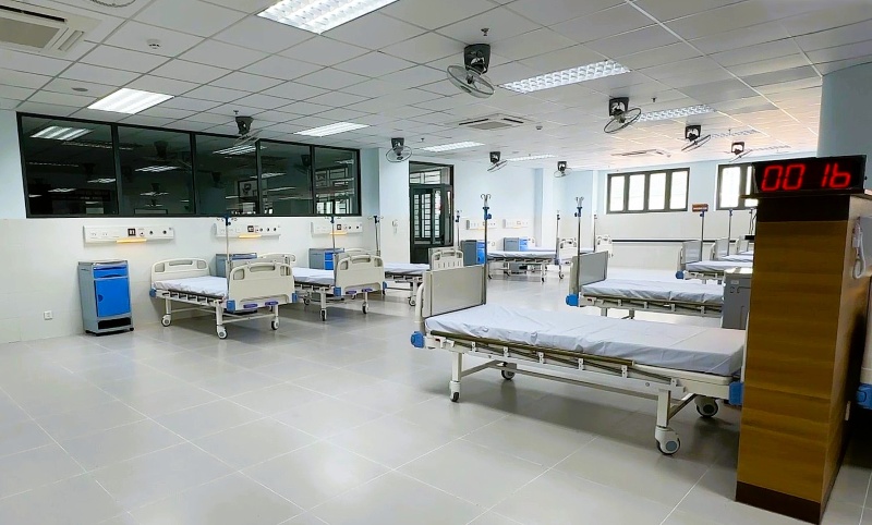 Khu điều trị kỹ thuật cao thuộc Bệnh viện Đa khoa Quảng Nam gồm 7 tầng, tổng kinh phí xây dựng gần 180 tỉ đồng, khởi công từ đầu năm 2019. Ảnh: Trường An