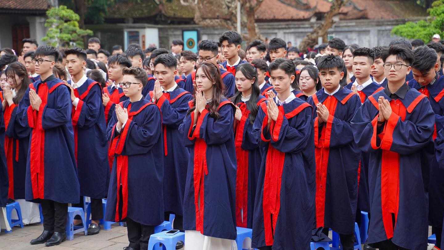 Candidates return to the Temple of Literature - Quoc Tu Giam relic to pray for good luck before the exam. Photo: Mac Dinh Chi High School