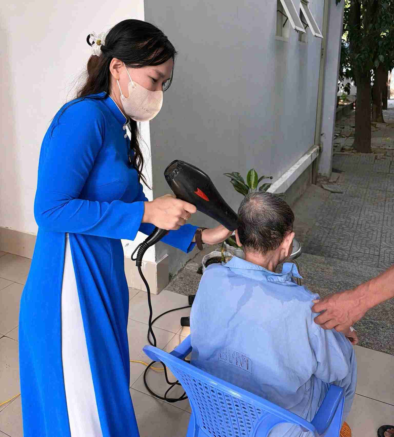 The 0 VND Haircut Group organizes free haircuts and shampooing activities for patients. Photo: Ninh Thuan General Hospital