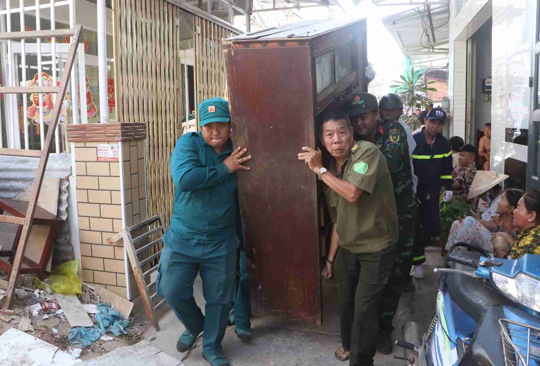Helping people relocate property in the landslide on April 21 in Ca Mau. Photo: Nhat Ho.