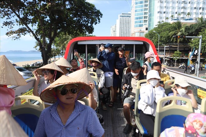 La localité vient d'approuver l'ouverture de deux lignes de bus touristiques à toit ouvert pour les visites à Nha Trang. Photo: Hữu Long