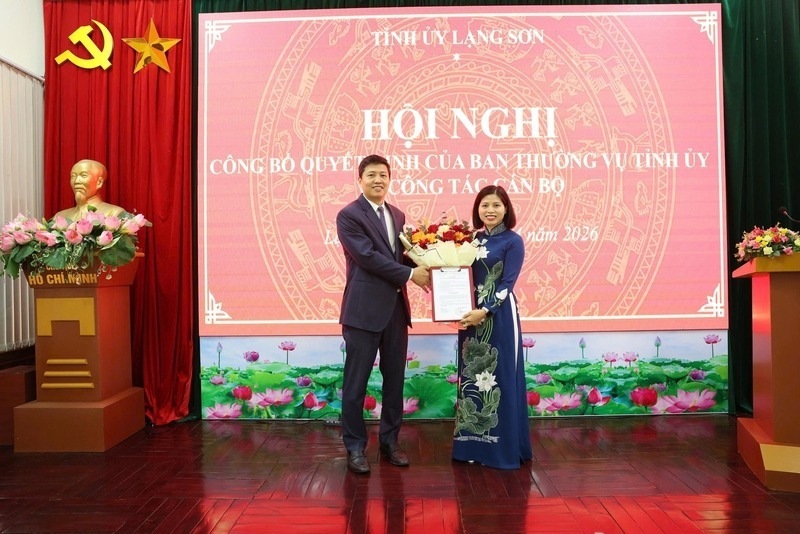 Deputy Secretary of Lang Son Provincial Party Committee Vu Hoang Anh presents the decision and flowers to congratulate Ms. Hoang Minh Thao. Photo: Phuong Dung