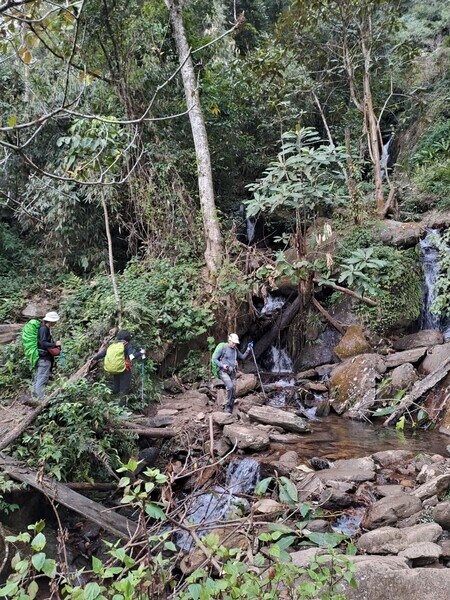 Tuyệt đối không tách đoàn trên đường trekking. Ảnh: Đan Thanh