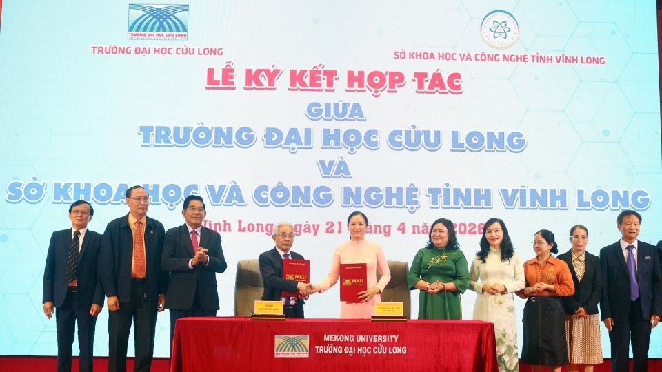 Signing ceremony of cooperation between Cuu Long University and Vinh Long Department of Science and Technology. Photo: Hoang Loc