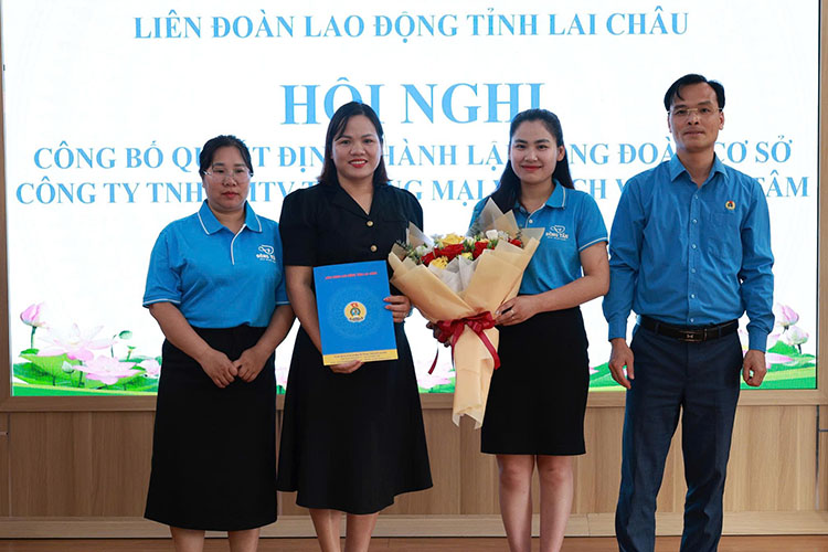Lai Chau Provincial Labor Federation awarded decisions and flowers to the Executive Committee of the grassroots Trade Union of Dong Tam Trading and Service Co., Ltd. Photo: Quang Dat