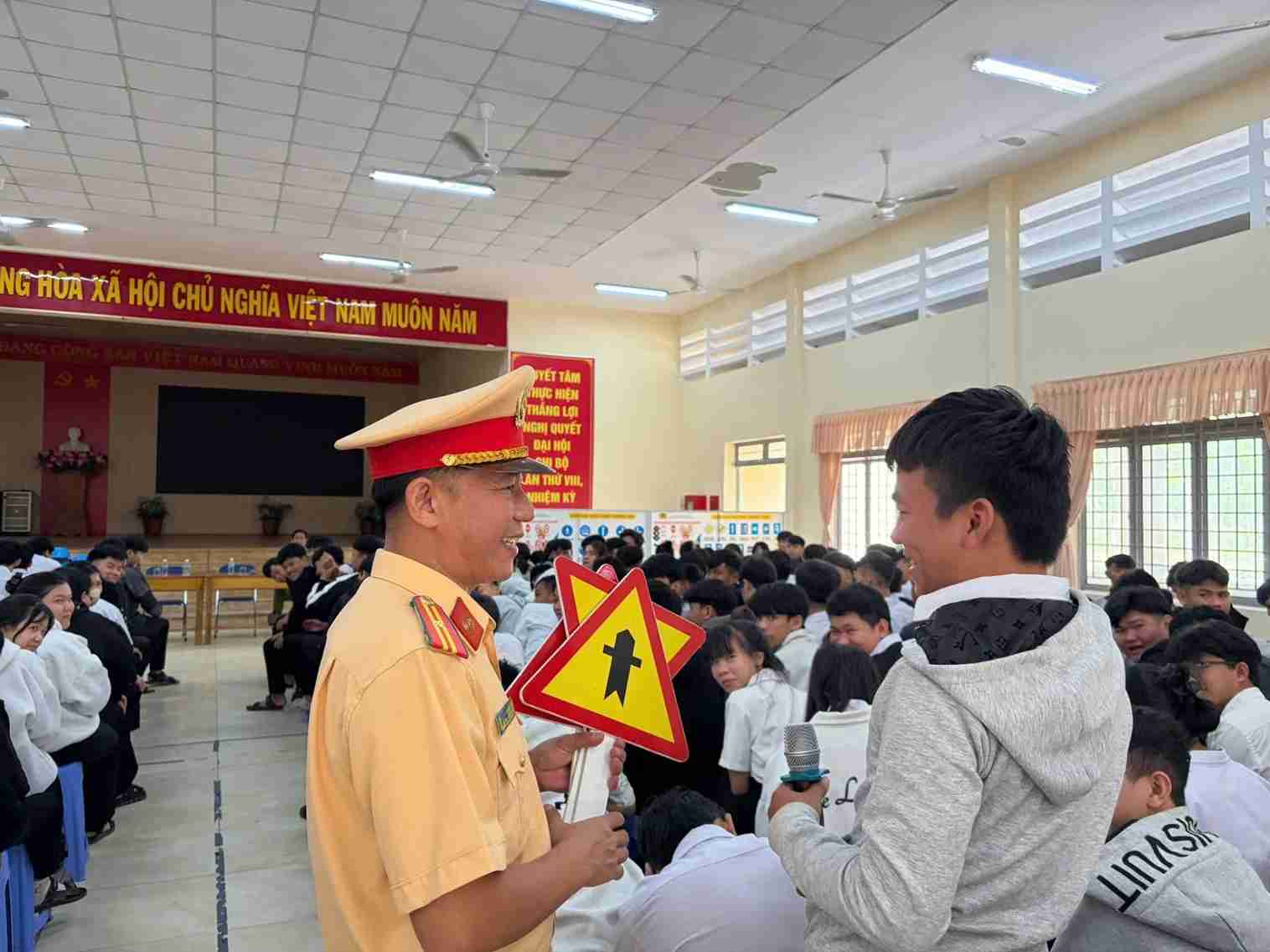 Traffic police organize traffic safety propaganda for 450 trainees and teachers. Photo: Traffic Police Department