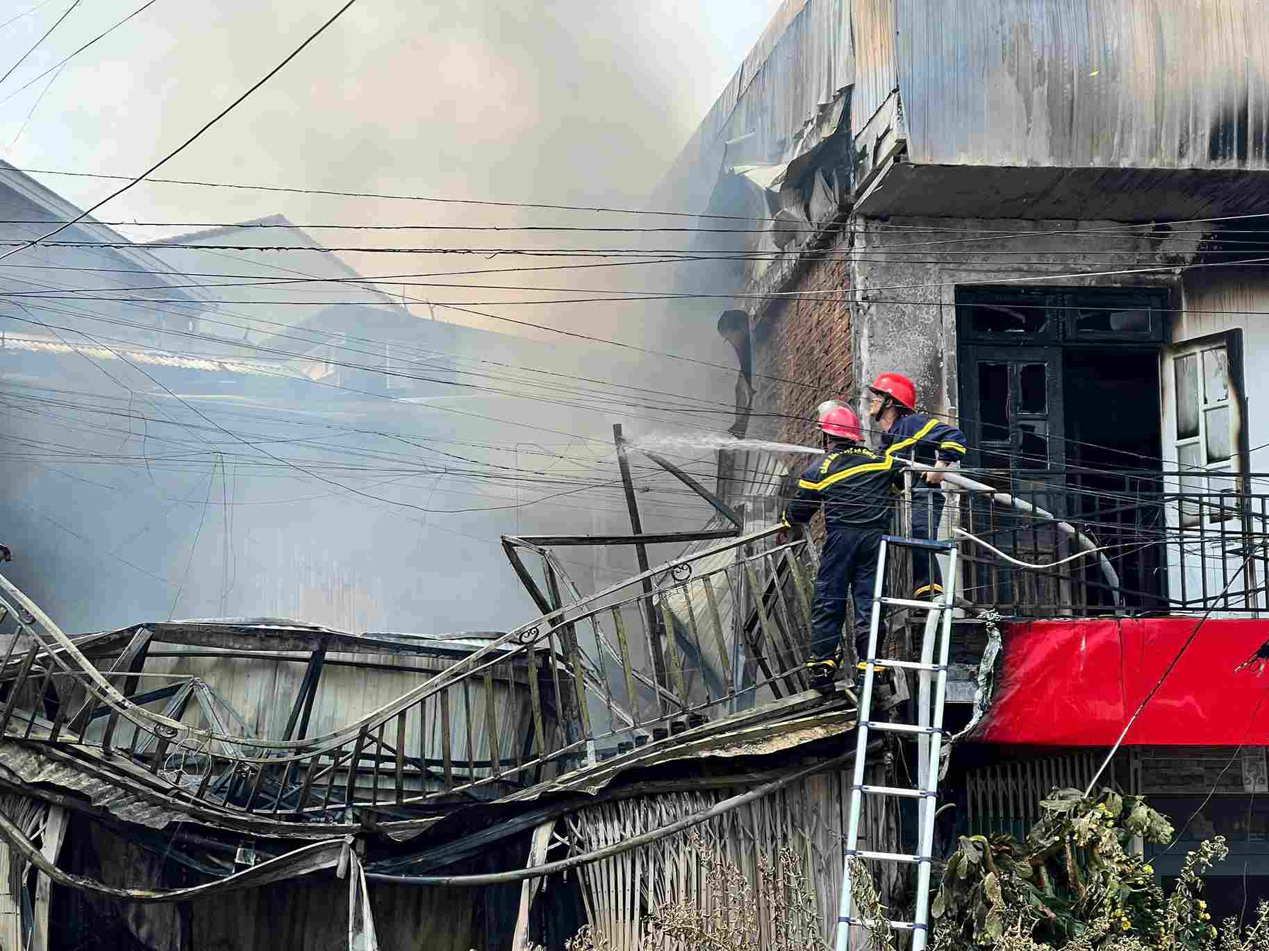 Lực lượng Cảnh sát PCCC và CNCH Công an Lâm Đồng nỗ lực dập lửa chữa cháy. Ảnh: Phúc Khánh 