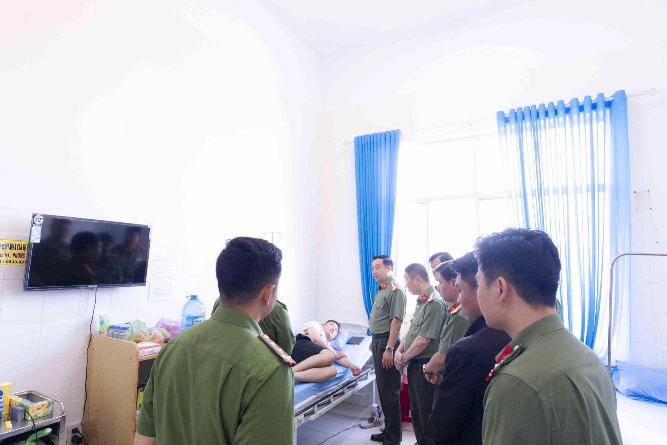 Đoàn công tác Công an tỉnh Lâm Đồng tới thăm hỏi, động viên Đại úy Long bị thương đang điều trị tại bệnh viện. Ảnh: Như Ý 